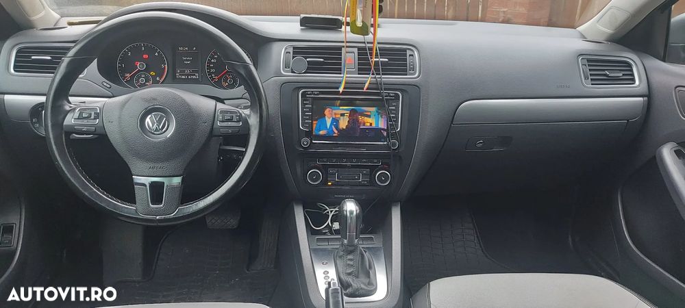 Volkswagen Jetta 2.0 TDI Sportline DSG - 5