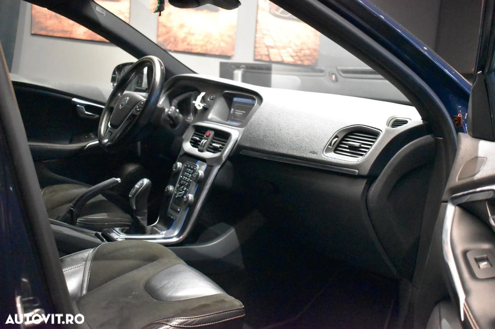 Volvo V40 D3 R-Design - 11