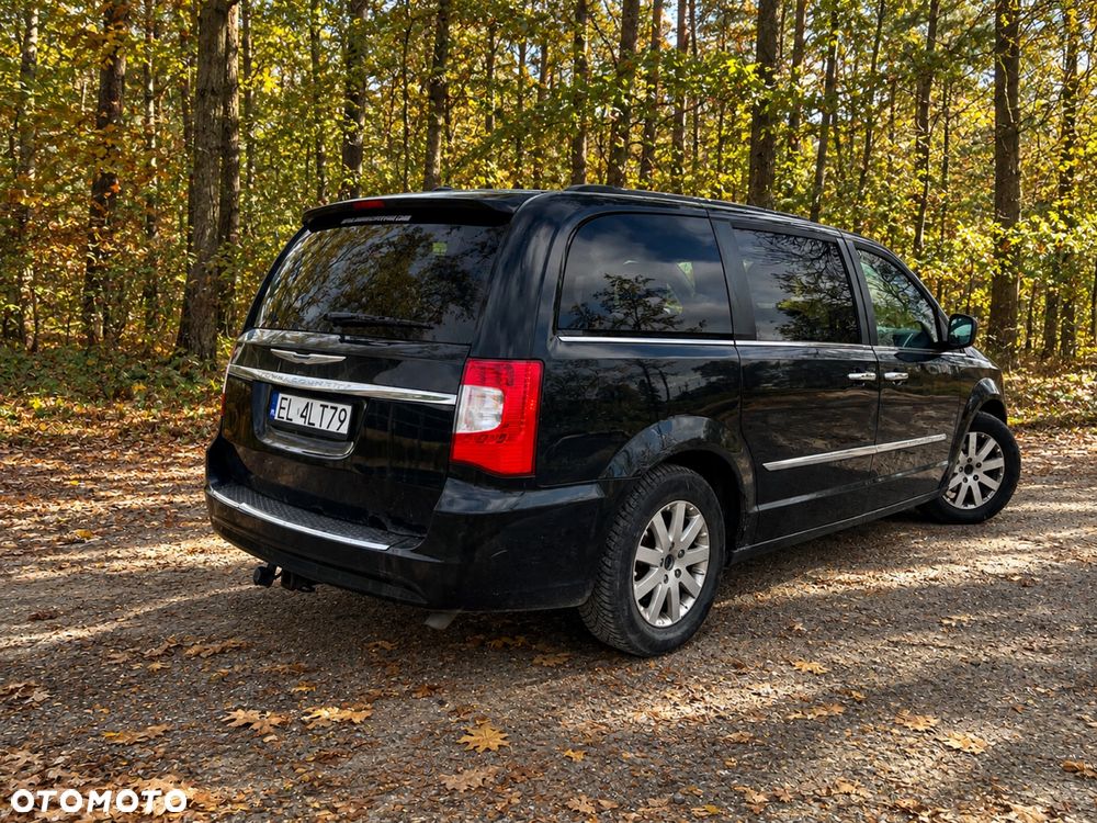 Chrysler Town & Country 2011 photo 3