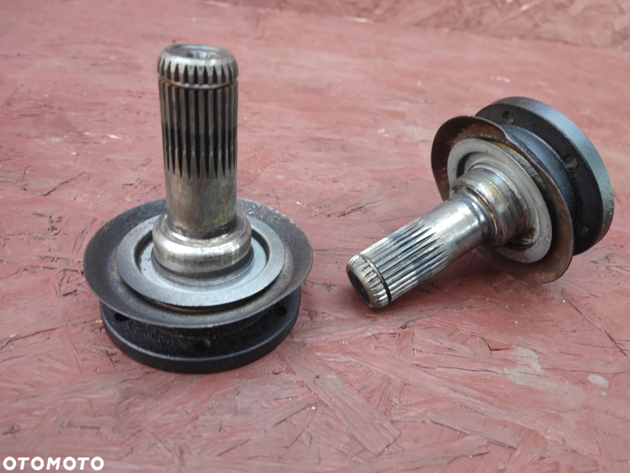 BMW E46 / E81 / E82 / E83 / E84 / E90 / E93 / E92 ORYGINALNE FLANSZE DYFERENCJAŁYU / FLANSZE DYFRA LEWA / PRAWA MAŁA GŁOWA TYP 168 DO SILNIKÓW BENZYNOWYCH N46 / N42 O NR. 33 13 1 214 751 / 33 13 1 428 269 OEM W BARDZO DOBRYM STANIE - 13