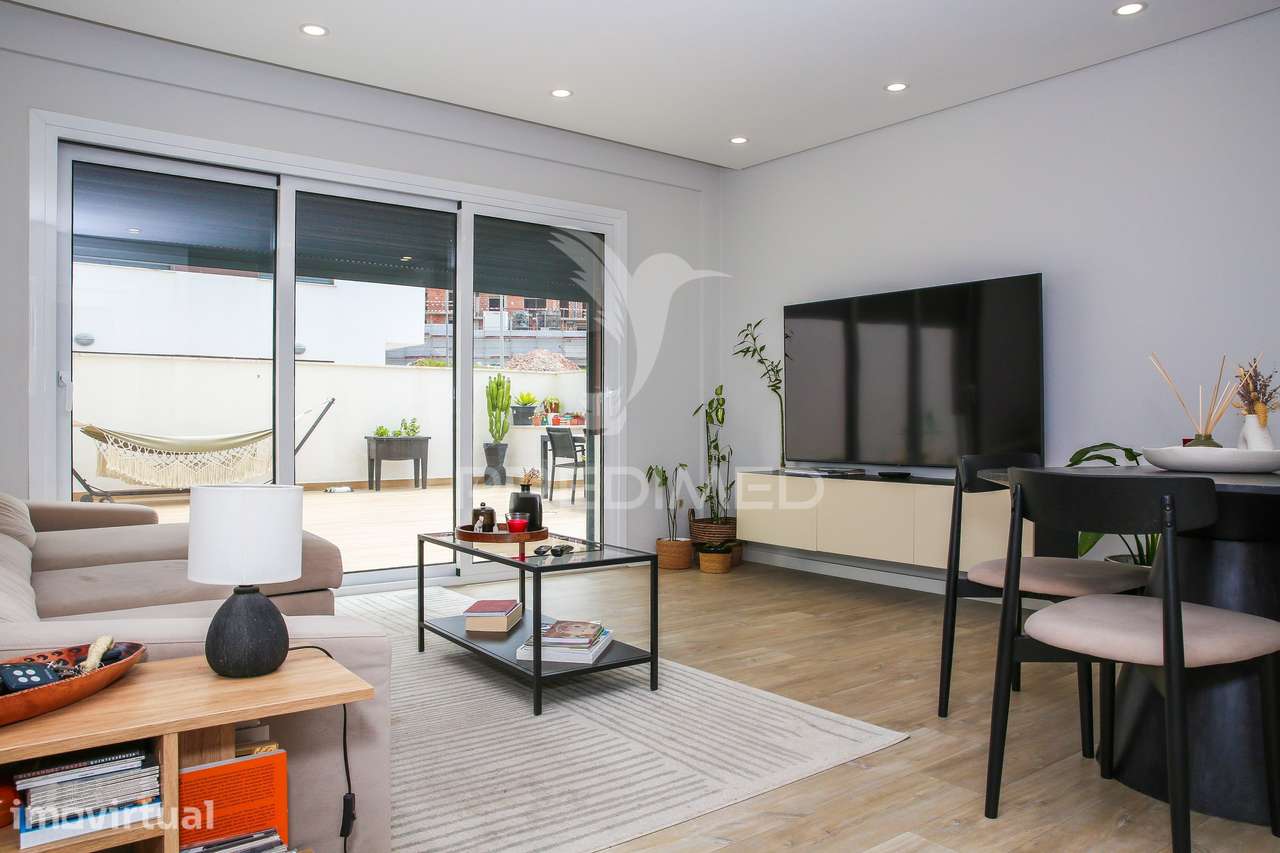 Apartamento T2 com Terraço semi novo em Santa António dos Cavaleiros - Grande imagem: 5/39