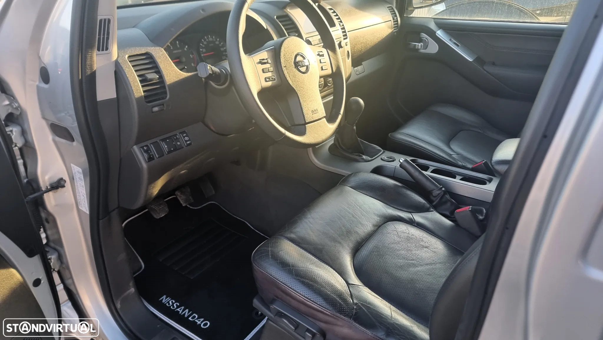Nissan Navara 2.5 dCi CD Platinium Marfim - 19