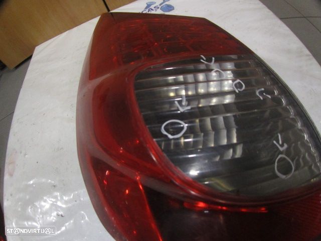 Farol Tras  8200474328A RENAULT SCENIC 2 PHASE 2 2007 1.5DCI 85CV 5P CINZA ESQ Original Hella Danificado - 2