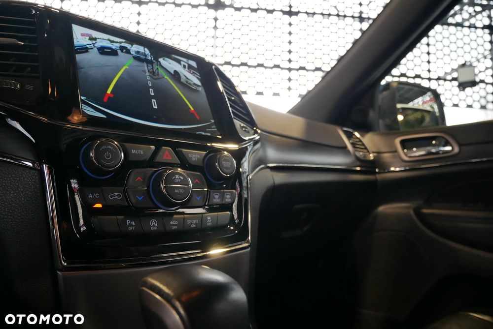 Jeep Grand Cherokee - 25