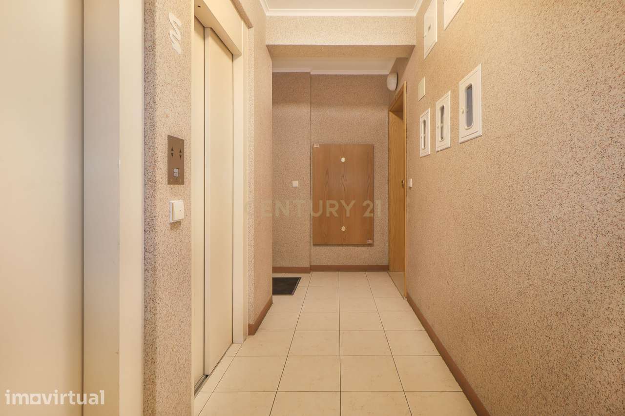 Apartamento T2 com boas áreas, arrecadação e 1 varanda em prédio com e - Grande imagem: 4/32