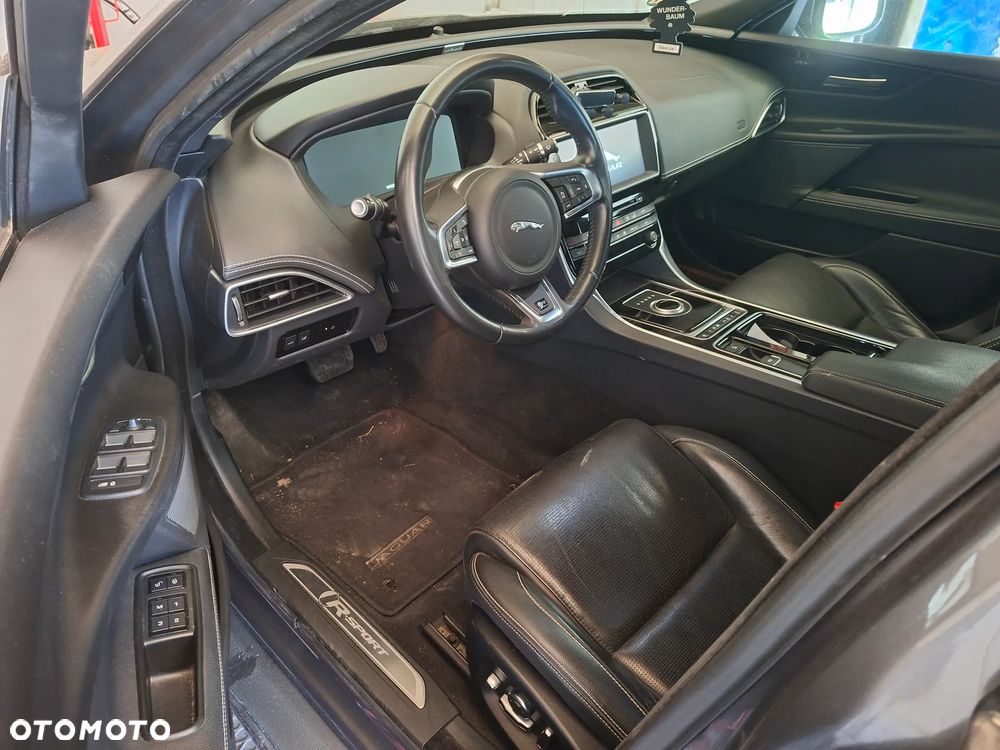 Jaguar XE 2.0 D AWD R-Sport - 7