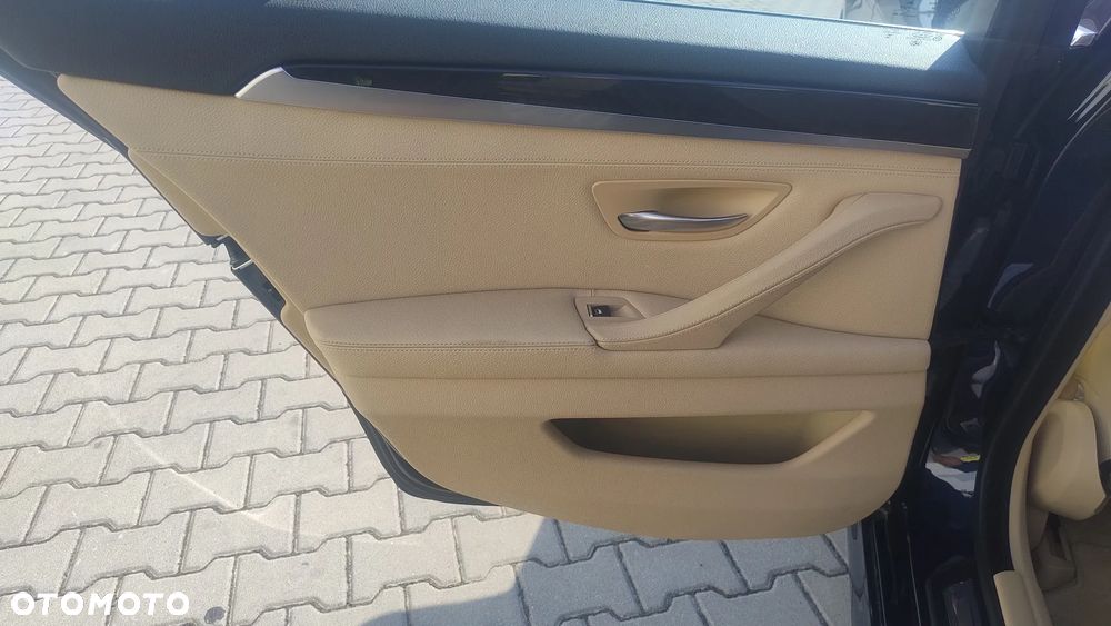 BMW Seria 5 528i xDrive Luxury Line - 35