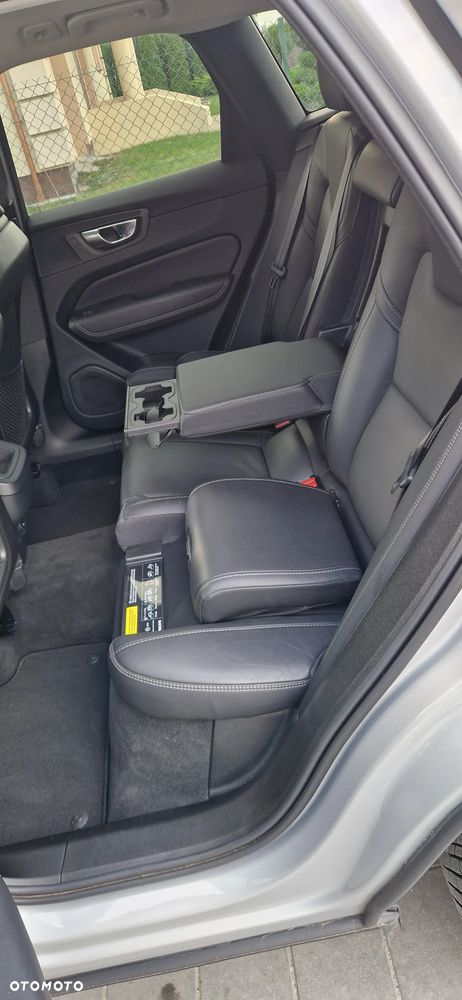 Volvo XC 60 B4 D Plus Dark - 24
