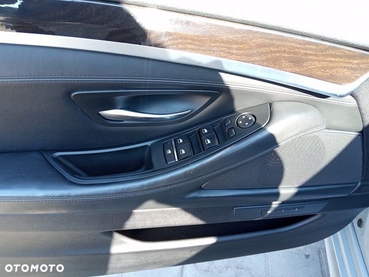 BMW Seria 5 528i xDrive - 16
