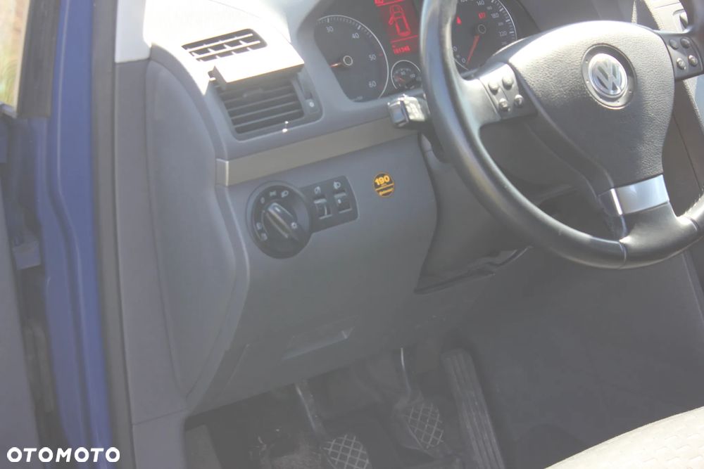 Volkswagen Touran - 11