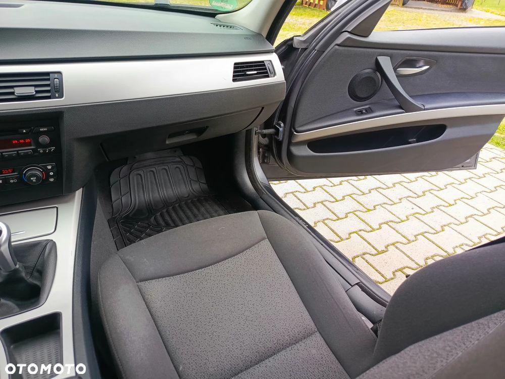 BMW Seria 3 318i - 26