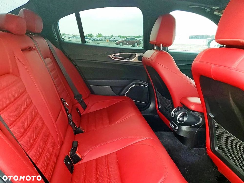 Alfa Romeo Giulia - 10