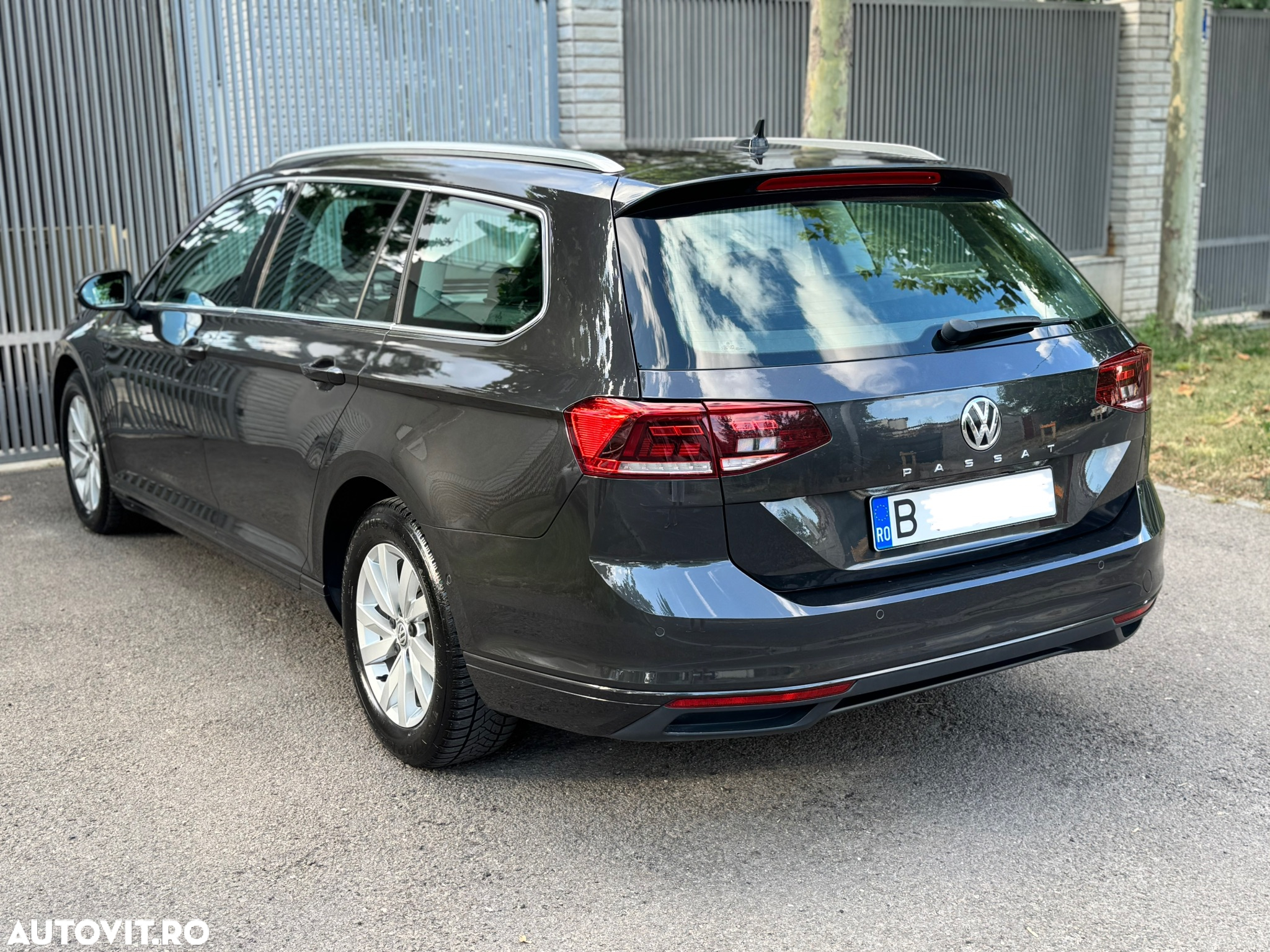 Volkswagen Passat - 2