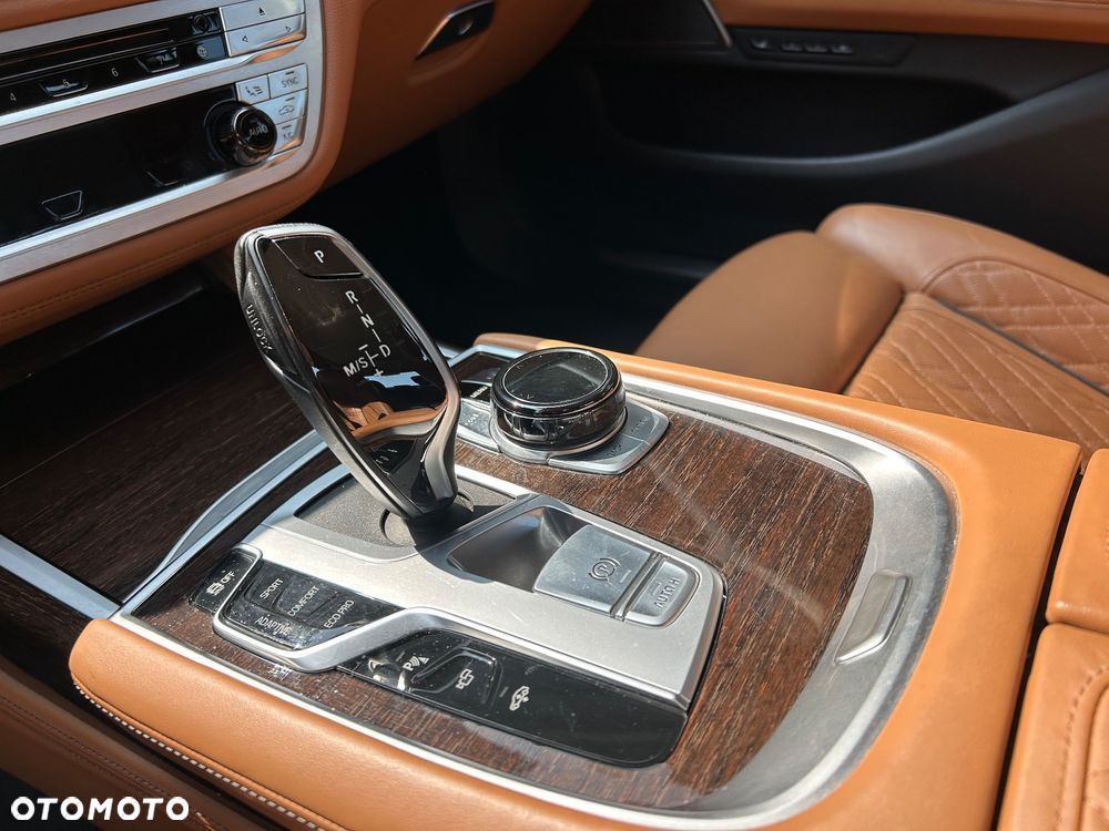 BMW Seria 7 750Li xDrive - 13