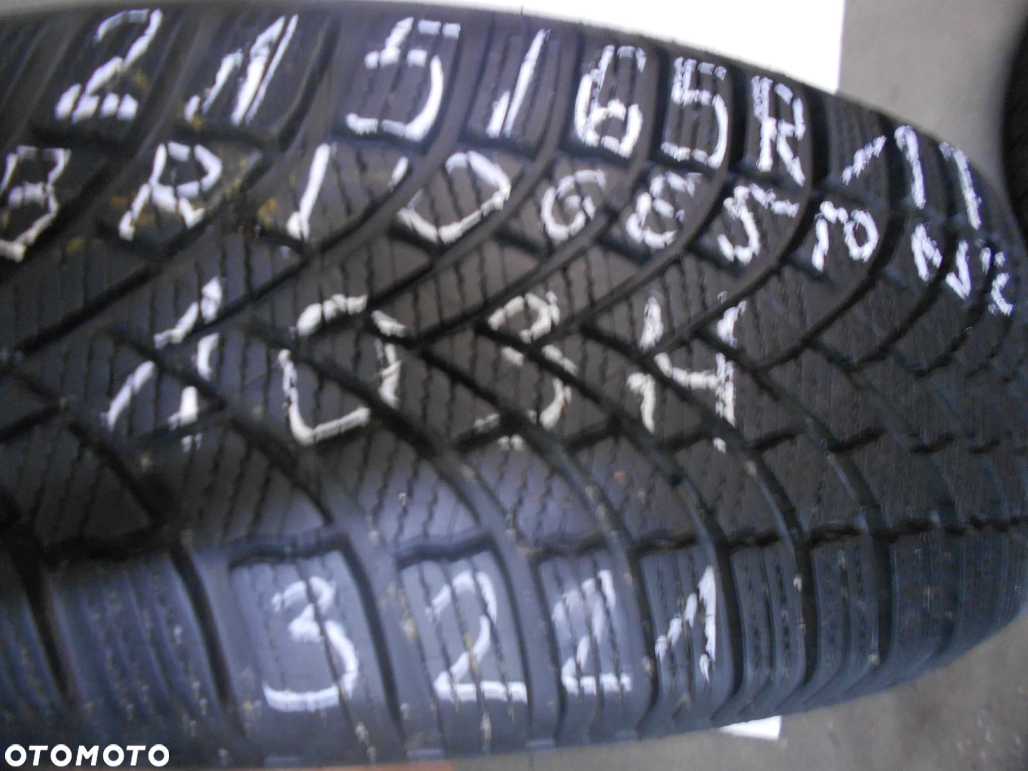 OPONA POJEDYNKA  215/65R17 BRIDGESTONE BLIZZAK LM005 DOT 3221 7,8MM - 1