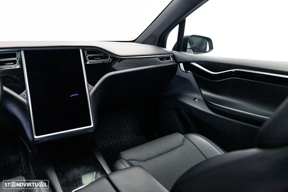 Tesla Model X - 17