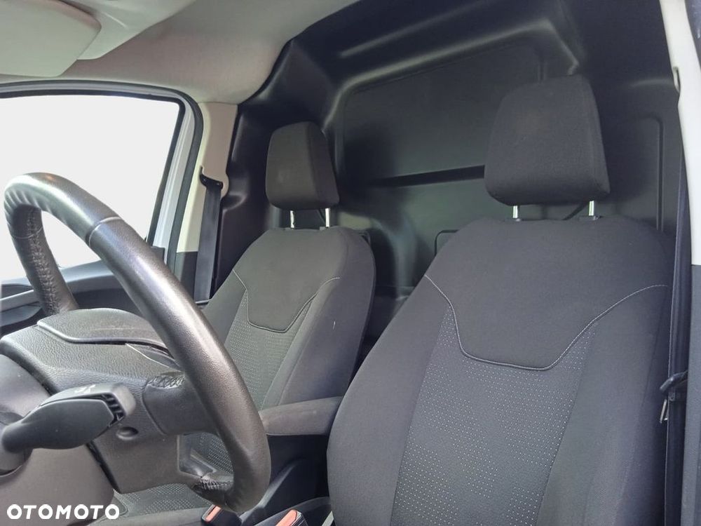 Ford Transit Courier - 26