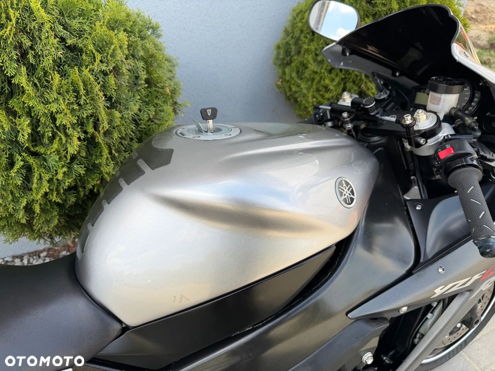 Yamaha R1 - 25