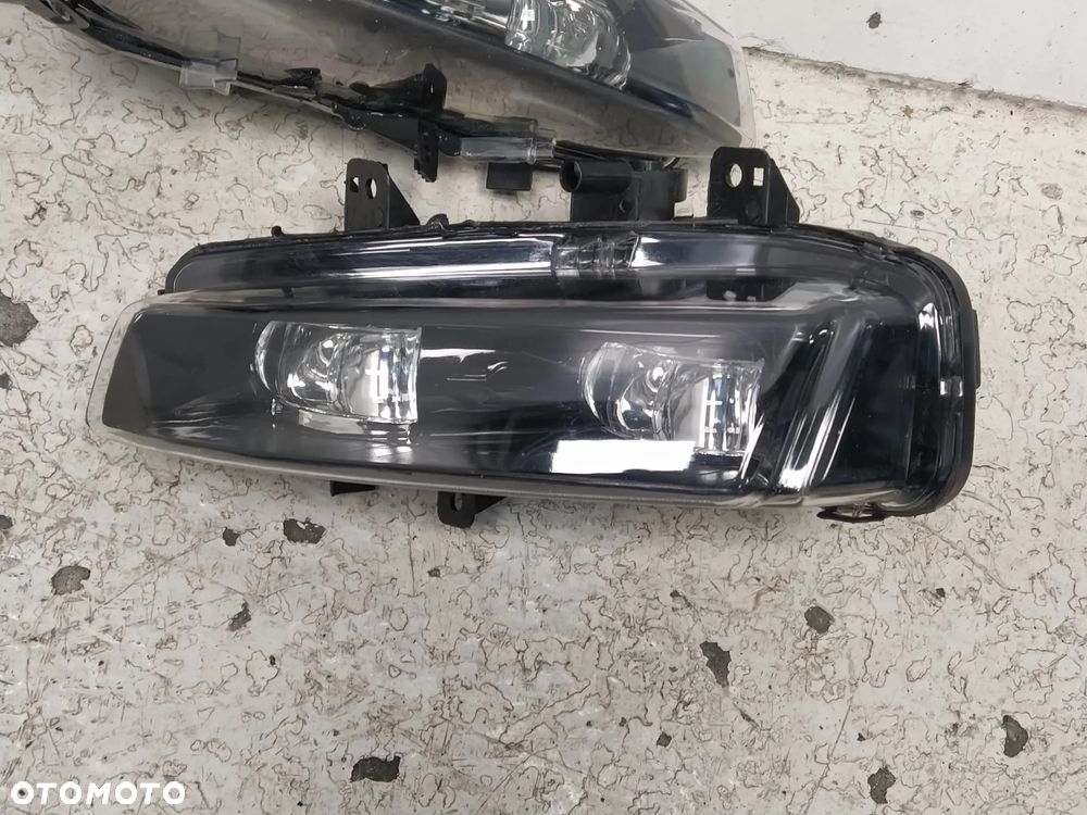 RANGE ROVER EVOQUE L538 HALOGEN PRZECIWMGIELNY LEWY PRAWY CZARNY ŚRODEK - 3