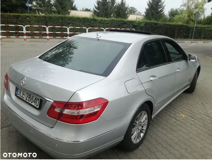 Mercedes-Benz Klasa E 200 CGI BlueEFFICIENCY Automatik Elegance - 4