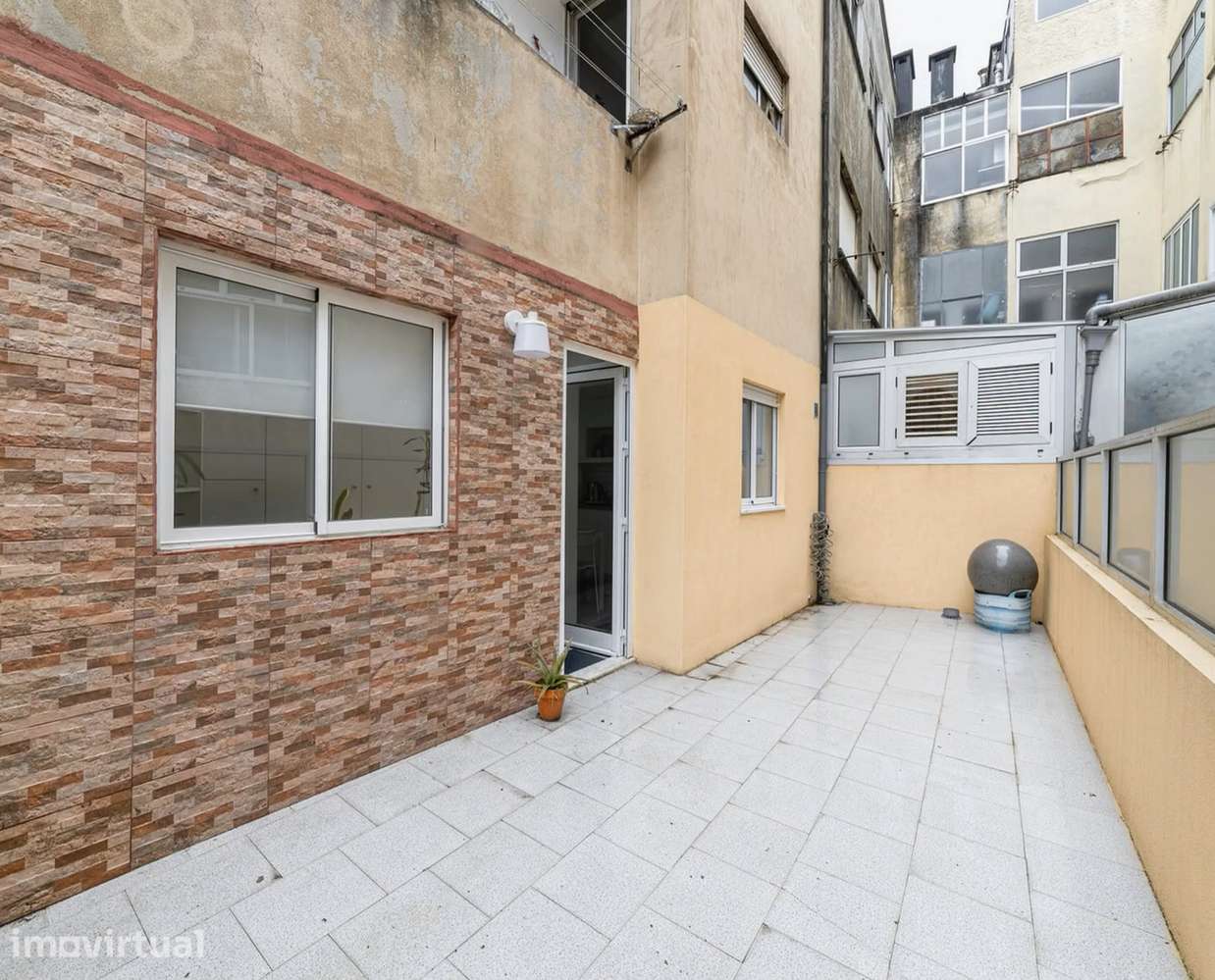 Apartamento T1 em Paranhos com varanda e elevador - Grande imagem: 2/12