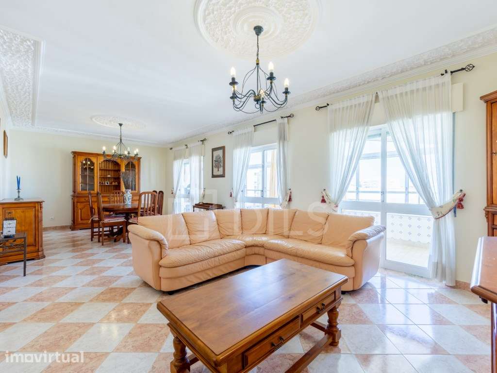 Apartamento T4 em Quarteira com terraço e lareira, junto à praia - Grande imagem: 3/30