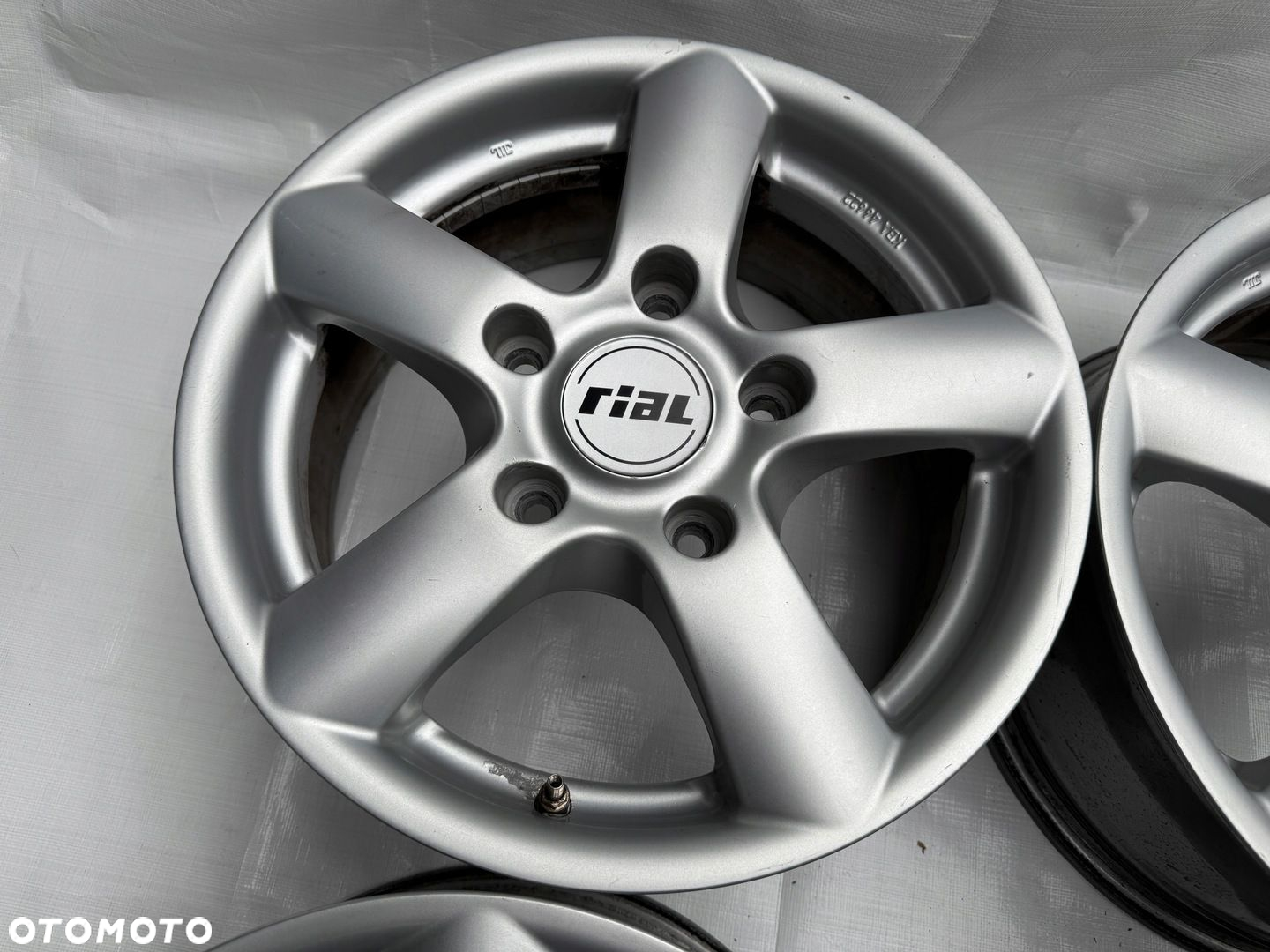 Felgi Rial 5x139,7 16" 7J ET45 565 - 3
