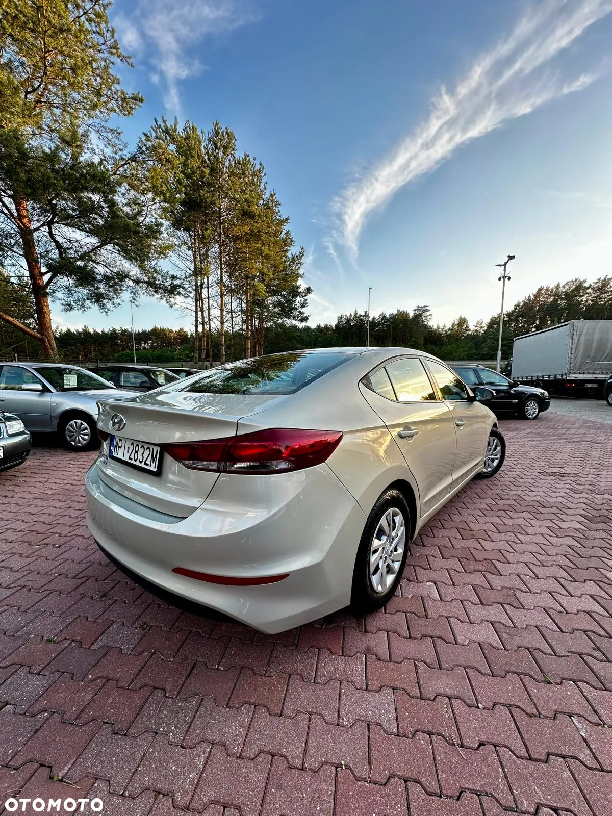 Hyundai Elantra - 16
