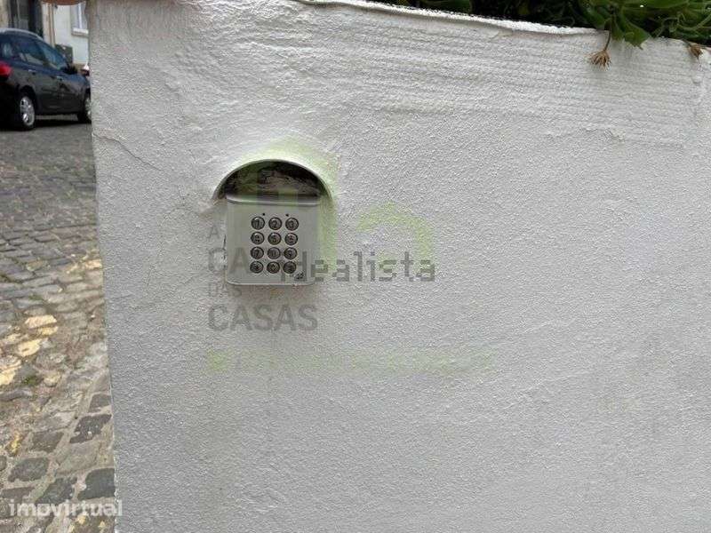 DUAS BOX Cobertas E FECHADAS NO CENTRO DA ERICEIRA - Grande imagem: 2/12