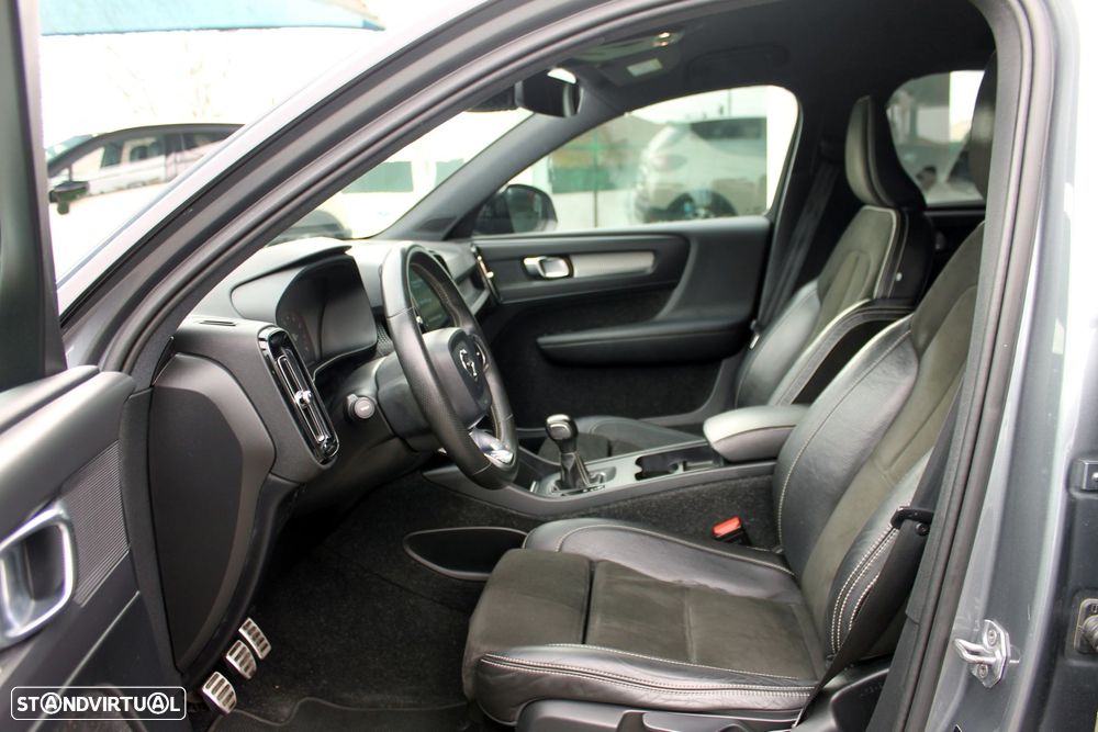 Volvo XC 40 1.5 T3 R-Design Tech Edition - 34