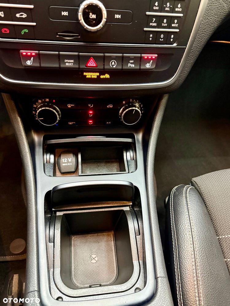 Mercedes-Benz GLA 180 7G-DCT Urban - 28