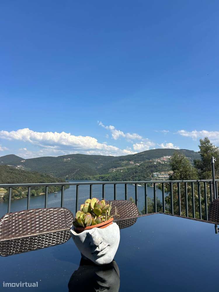 Moradia T4 isolada pronta a habitar com vista desafogada sobre o Douro - Grande imagem: 2/50