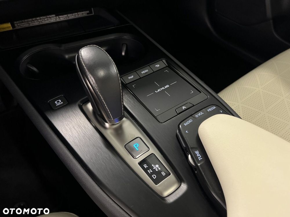 Lexus UX - 25