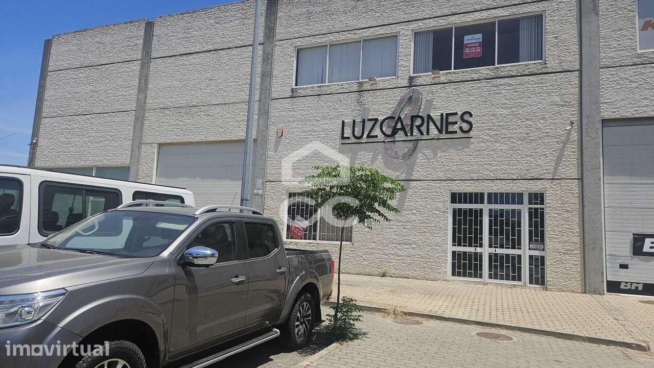 Armazém situado no parque industrial - Grande imagem: 2/15