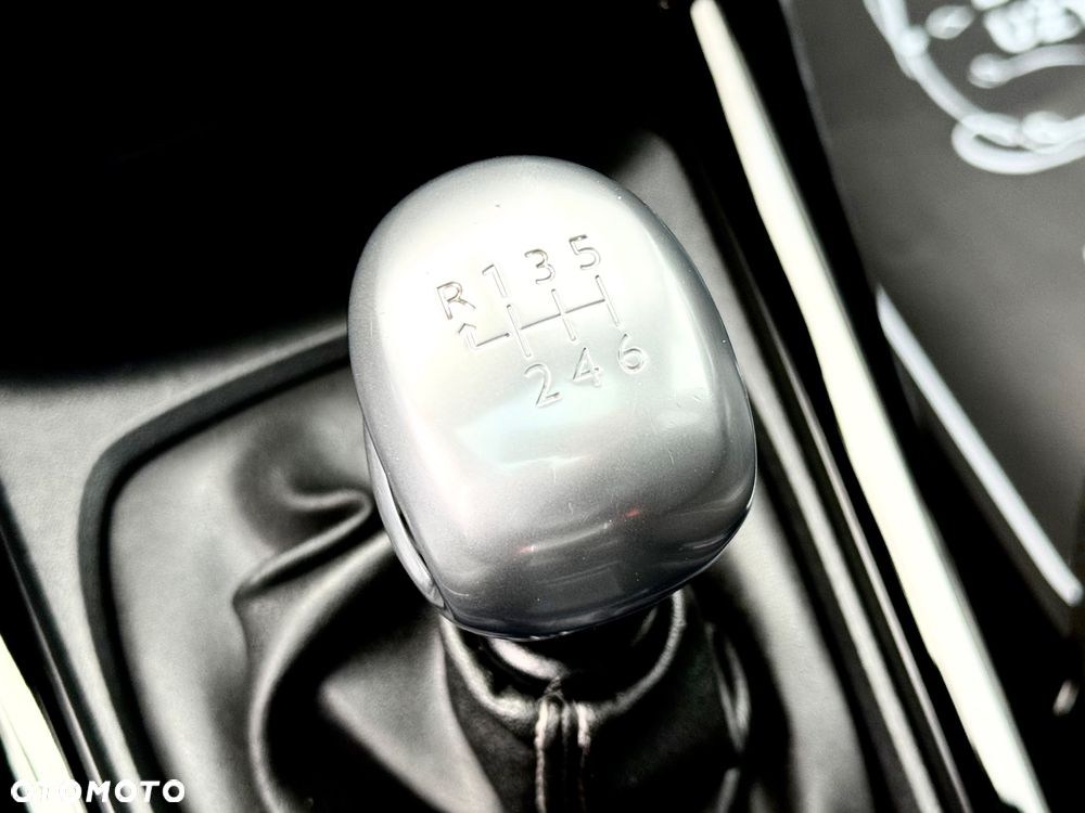 Peugeot 2008 1.6 BlueHDi Allure S&S - 37