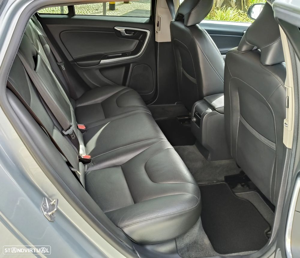 Volvo V60 Cross Country 2.0 D3 Momentum - 23