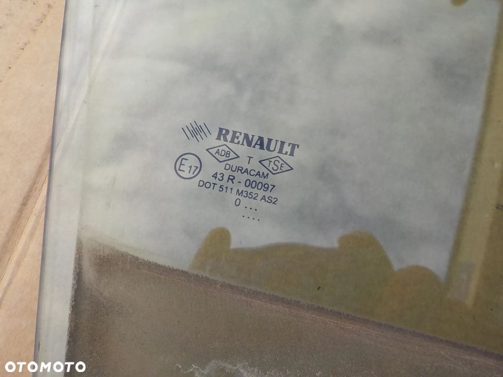 szyba prawy przód renault clio III lift 5D 2010r - 2