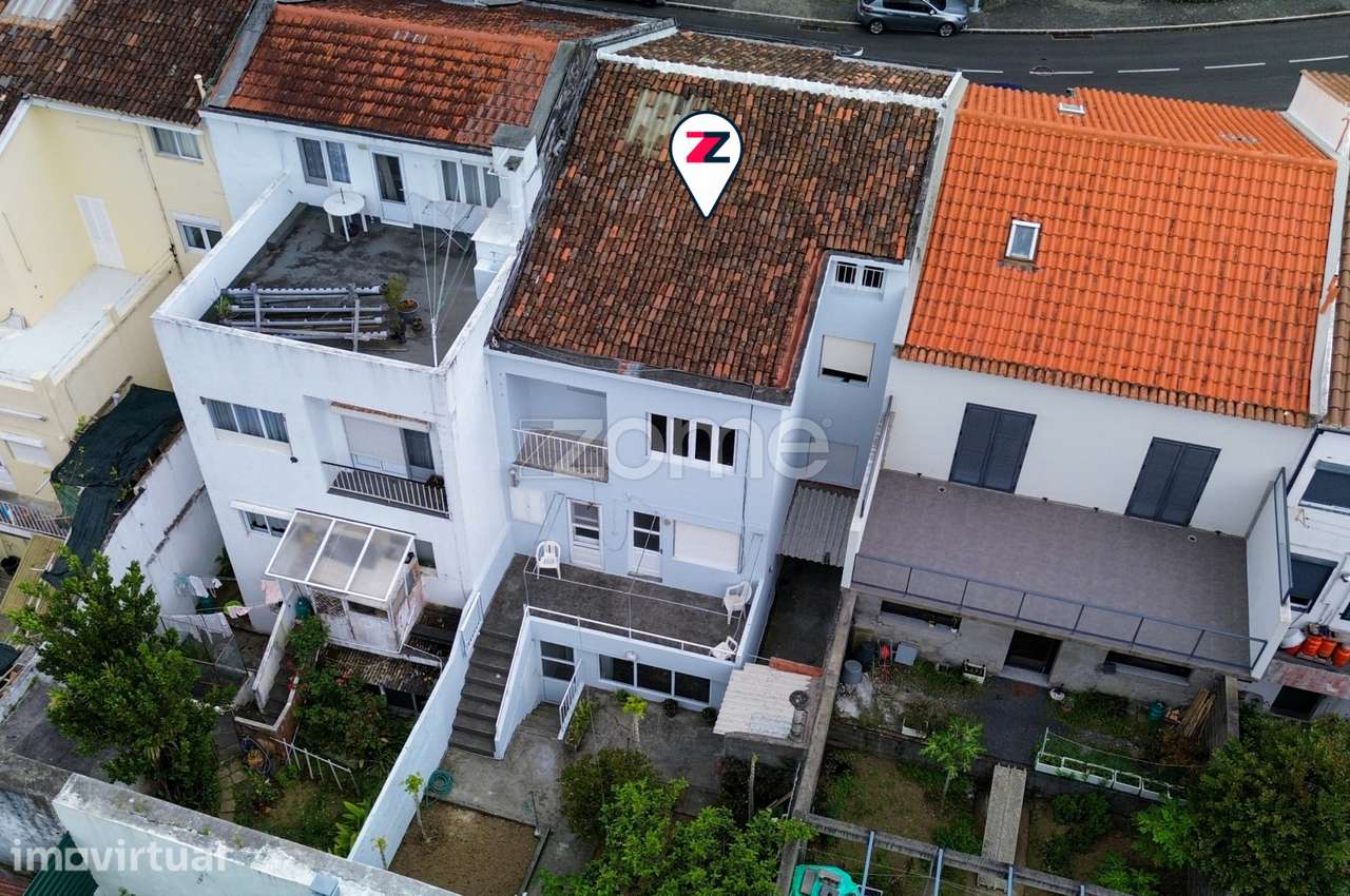 Moradia T4+1 com Garagem e Jardim em Ponta Delgada - Grande imagem: 4/40