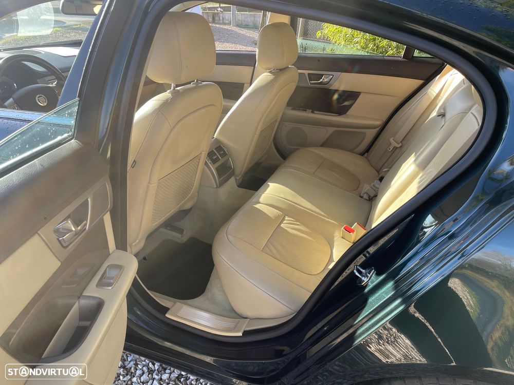Jaguar XF 2.7 D V6 Premium Luxury - 8