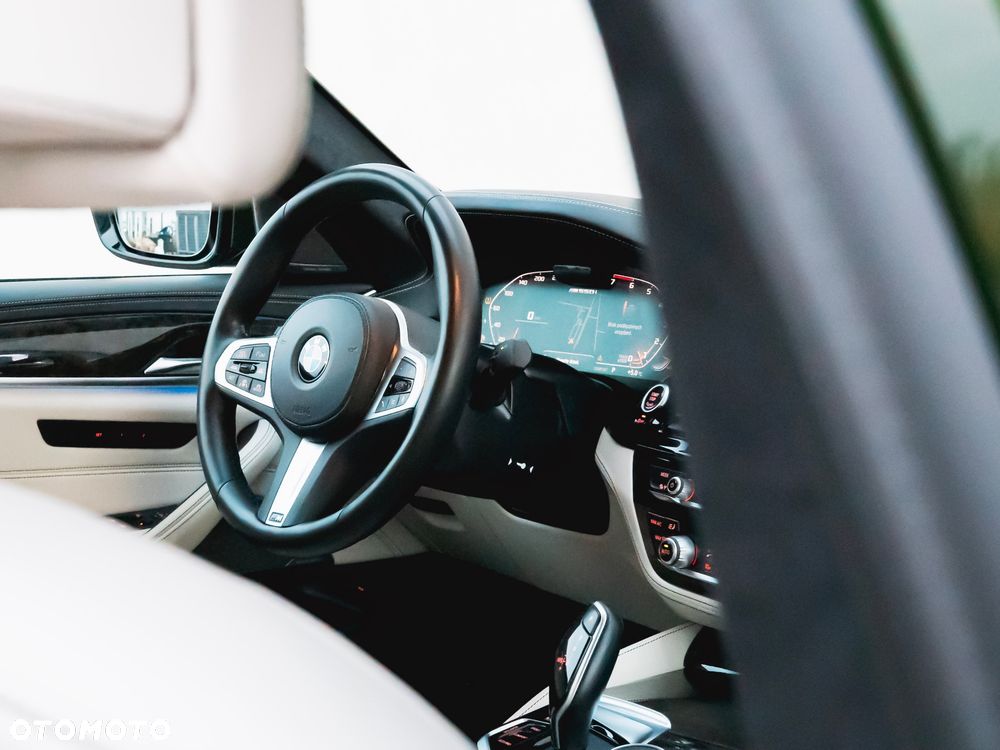 BMW Seria 5 M550i xDrive - 20