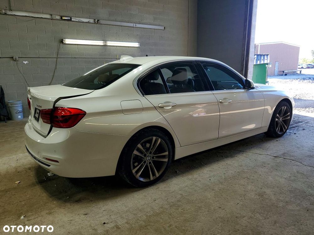 BMW Seria 3 330i xDrive - 4