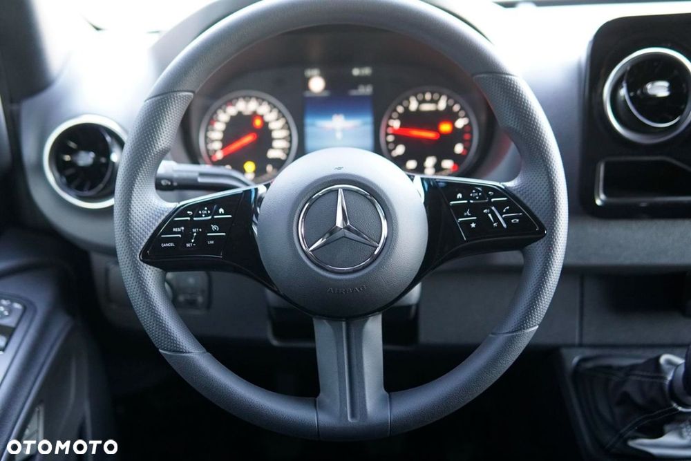 Mercedes-Benz Sprinter - 13