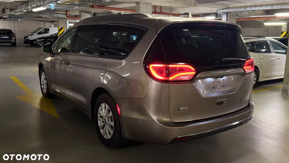 Chrysler Pacifica - 4