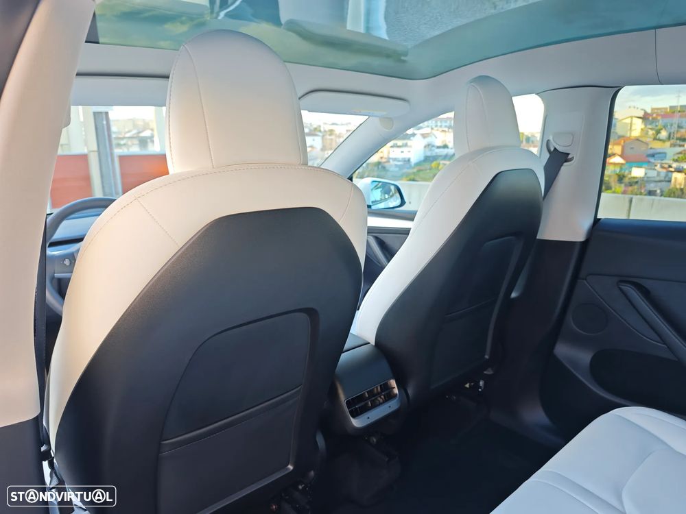 Tesla Model Y Long Range Dual Motor AWD - 26