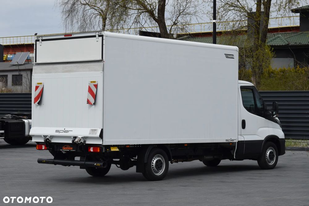 Iveco DAILY 35S14 / 2.3 - 140 KM / AUTIOMAT HI-MATIC / 3 OSOBY / DO 3,5 TONY / KONTENER / DOSTAWCZE / WINDA PALFINGER / KLIMA / TEMPOMAT / 2022 / SERWISOWANY / SPROWADZONY Z NIEMIEC - 5