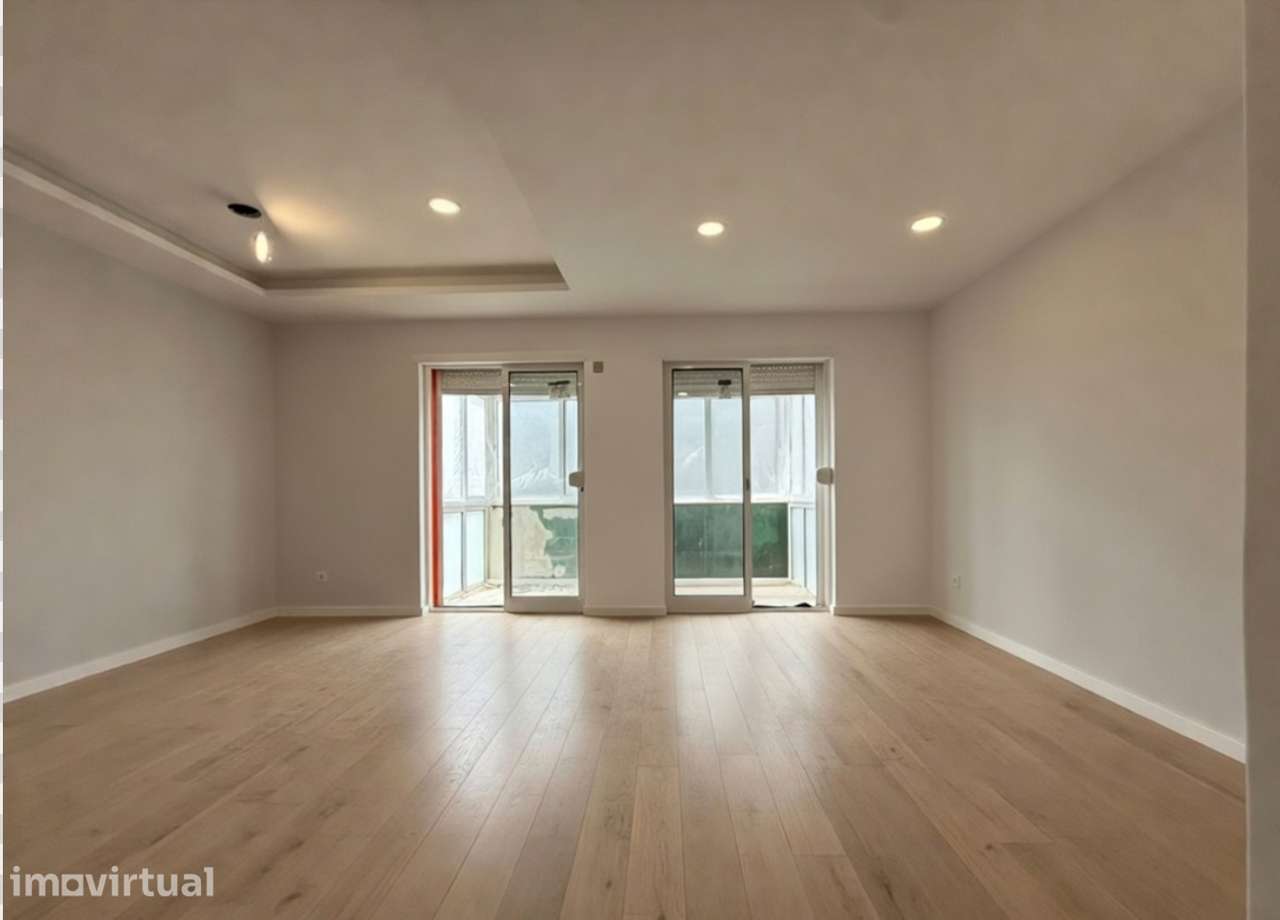 Apartamento T4 transformado em T3 no Laranjeiro em Almada - Grande imagem: 3/28