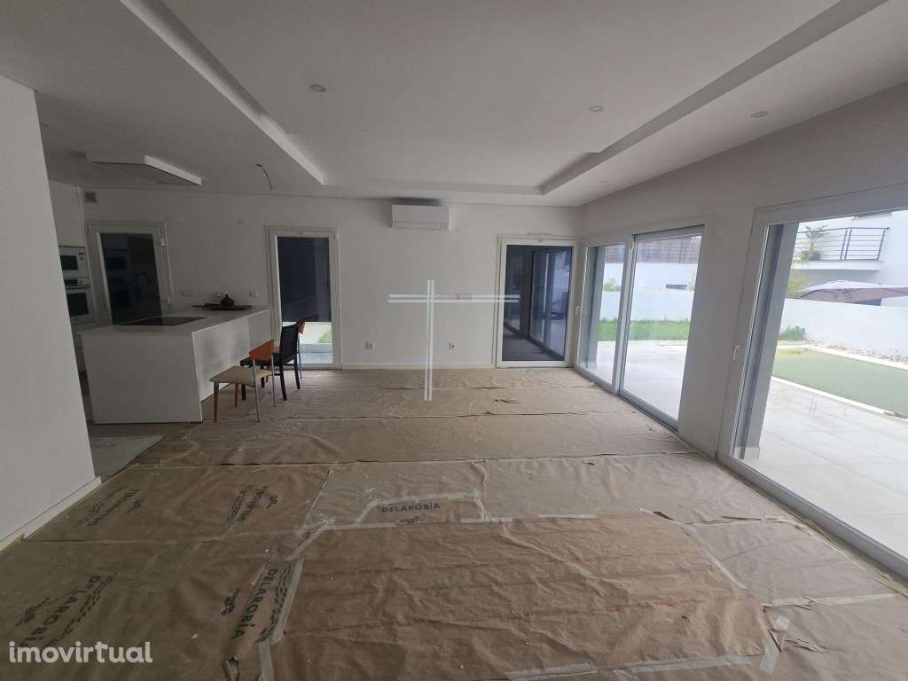 Moradia geminada T4+1, arquitetura contemporânea com piscina - Alto... - Grande imagem: 2/28