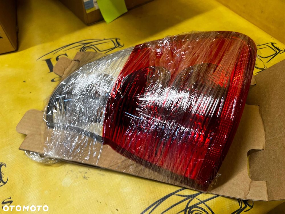 LAMPA TYŁ PRAWY PRAWA W BŁOTNIK BIAŁA BMW X5 E53 NOWA OEM - 2