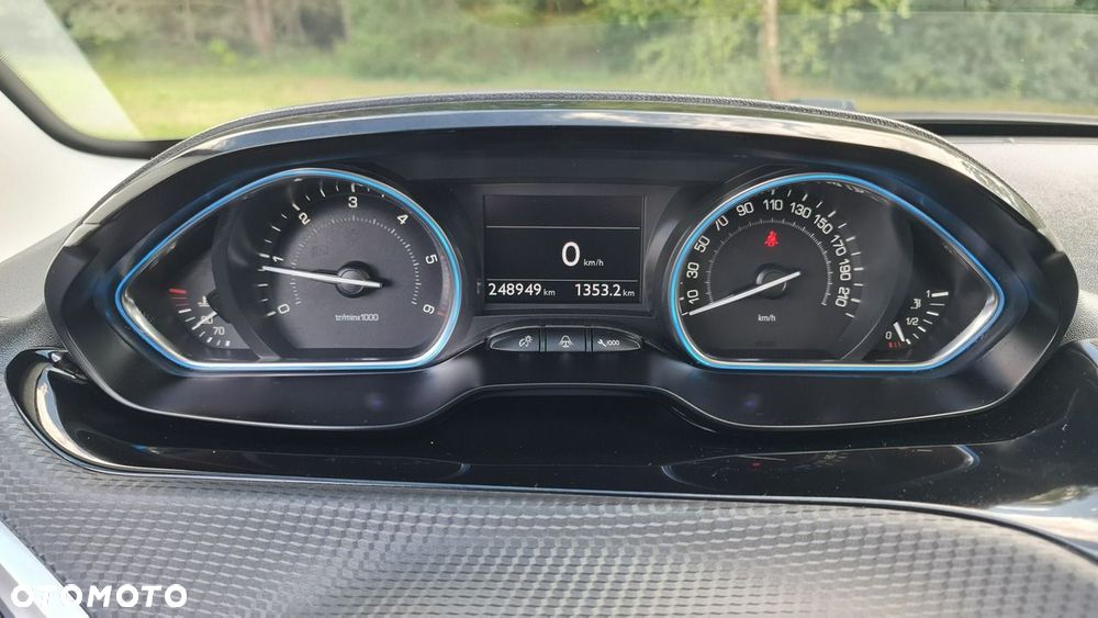 Peugeot 2008 1.6 e-HDi Allure S&S - 17