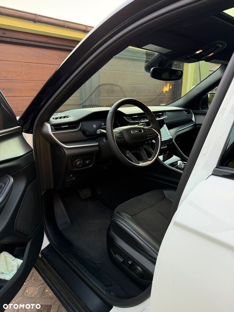Jeep Grand Cherokee - 23